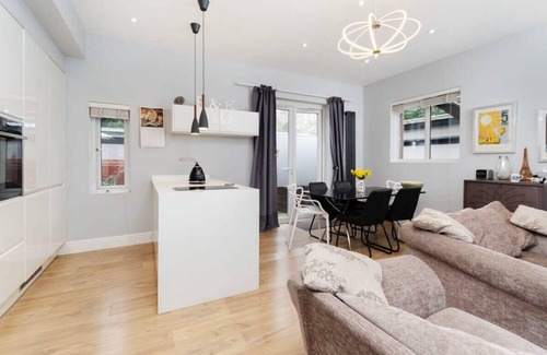 St. Margarets and North Twickenham Apartment | Charming Ground Floor 1 Bedroom Flat in Twickenham