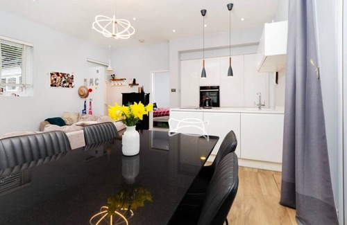St. Margarets and North Twickenham Apartment | Charming Ground Floor 1 Bedroom Flat in Twickenham