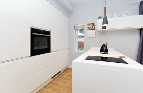 St. Margarets and North Twickenham Apartment | Charming Ground Floor 1 Bedroom Flat in Twickenham