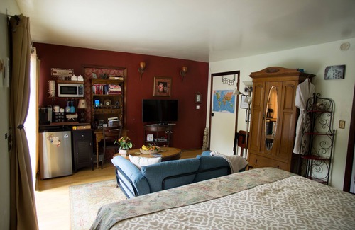 Sherman Oaks Bed & Breakfast | Charming Guest house/Private en suite bathroom+pool + best breakfast in town!