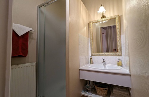 Tavers Bed & Breakfast | Charming Guest Rooms with Pool and Wi-Fi in the Loire Valley