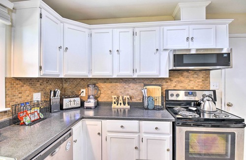 Hampton House | Charming Hampton Home w/Yard: 2 Mi to Beach!