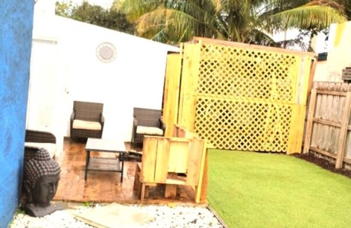 Little Ranches House | Charming Historic 2-Bedroom Bungalow-Fantastic by Downtown Hollywood w/Wi-Fi,+