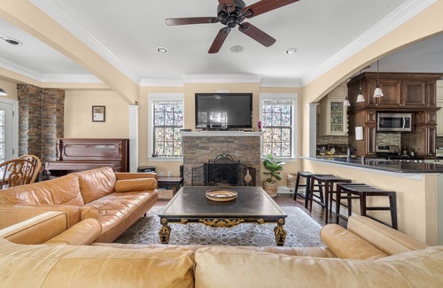 Oak Lawn House | Charming Historic Yellow House in Gated Community - Perfect Dallas Getaway