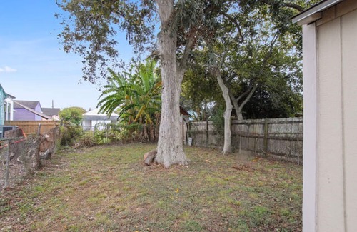 Holy Cross District Condo | Charming Historical Home 7 minutes to the French Quarters