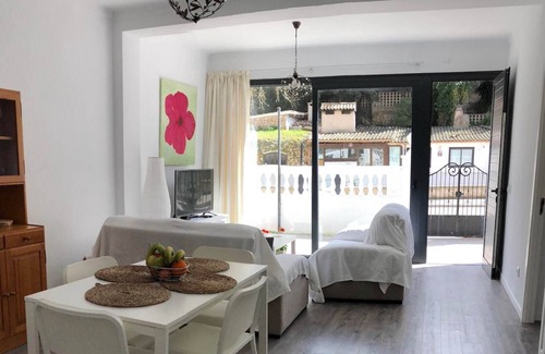Cala San Vicente Apartment | Charming Holiday Apartment “Can Inma By Modesto B” Close to the Beach with Wi-Fi & A/C; Parking Available, Pets Allowed