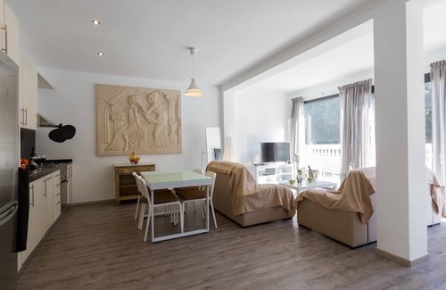 Cala San Vicente Apartment | Charming Holiday Apartment “Can Inma by Modesta A” Close to the Beach with Wi-Fi & A/C; Parking Available, Pets Allowed