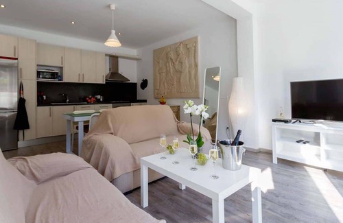 Cala San Vicente Apartment | Charming Holiday Apartment “Can Inma by Modesta A” Close to the Beach with Wi-Fi & A/C; Parking Available, Pets Allowed