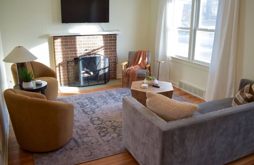 Cedar Falls House | Charming Home Away From Home!