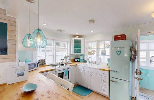 Long Beach Cottage | Charming home near beach with fast WiFi & whimsical interior - close to beach