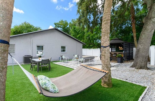 Carver City - Lincoln Gardens House | Charming home Near TPA and Bucs stadium! EV Charger and Jacuzzi!