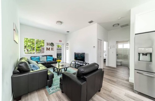 Hallandale Beach House | Charming Home With Pool Jacuzzi
