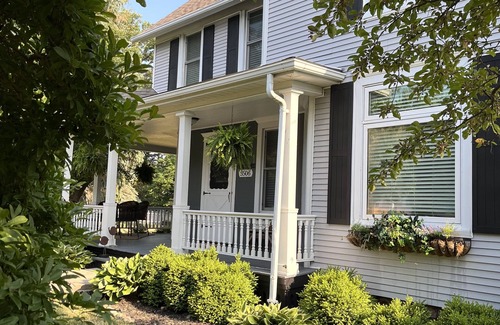 Richmond House | Charming home, walk to The District, dining & shops: Lake Geneva only 12 miles!