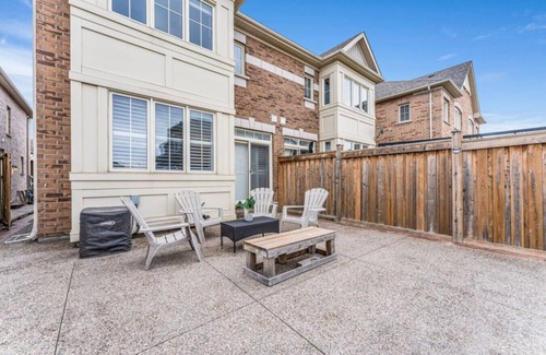 Brampton House | Charming Home with Airport and Toronto Nearby