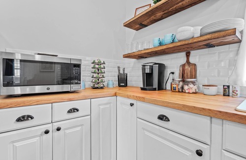 Thunderbolt House | Charming Home with King Bed Between Downtown & Beach