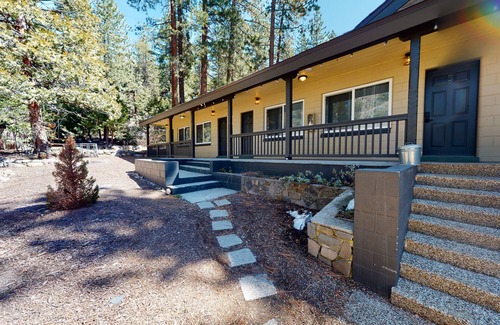 Kings Beach Ski Chalet | Charming hotel with lakeview, golf, skiing, WiFi, & Netflix
