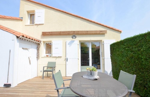 Les Mathes House | Charming House 4/5 pers, Private Garden, Parking, Pool Residence