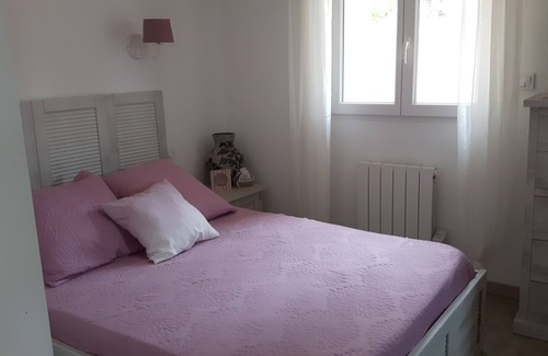 Velleron Cabin | CHARMING HOUSE AT THE FOOT OF THE LUBÉRON STUDIO 4 PERSONS SWIMMING POOL, JACUZZI