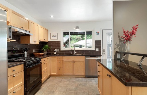Brio Ski Chalet | Charming House Close to Everything 30+ days