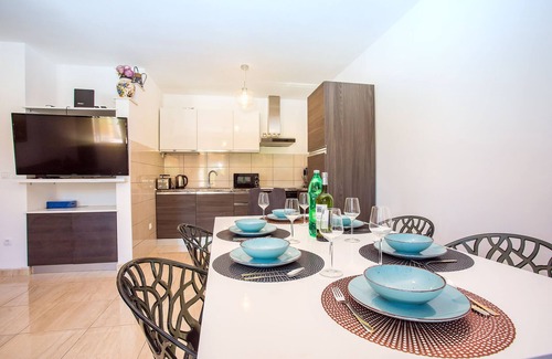 Sestanovac House | Charming house for 8 with private pool and jacuzzi.