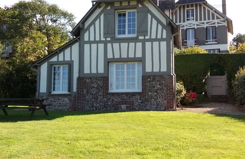 Longueil House | Charming house in a scenery garden, sea sight