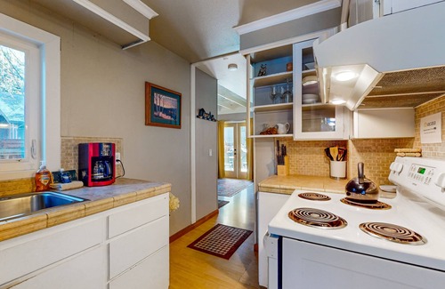 Sisters Cottage | Charming house in downtown Sisters with inviting deck