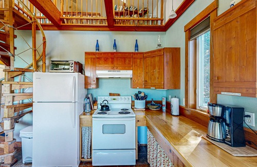 Port Orford House | Charming house near a path to the beach with ocean views and free WiFi - dogs OK