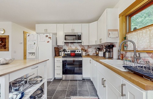 Grafton House | Charming house w/peaceful yard, close to village & recreation, kitchen, w/d