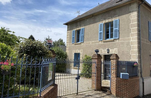 Le Sap Cottage | Charming House with Enclosed Garden, Kid's Play Area, and Electric Car Charging - Central Location