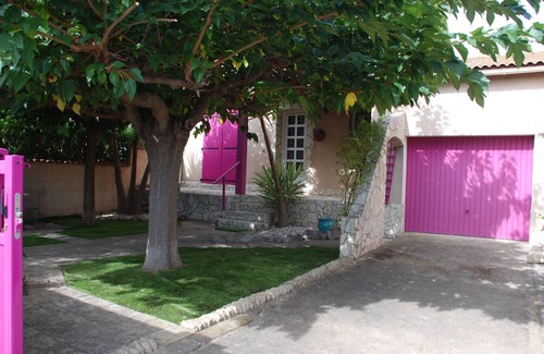 Serignan House | Charming house with gardens in a residential area