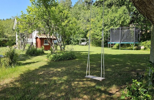 Henan Ski Chalet | Charming house with kayaks, 300m from the sea on Orust | SE09139