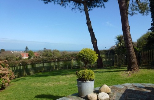 Urville-Nacqueville Cottage | Charming house with sea view, enclosed garden and Wifi