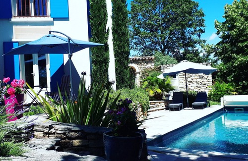 Pierrevert Apartment | Charming independent studio with swimming pool.
