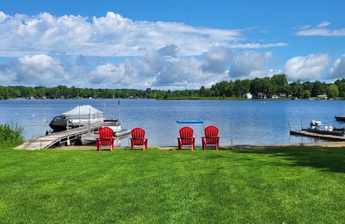 Hastings Cottage | Charming Lake Front Cottage
