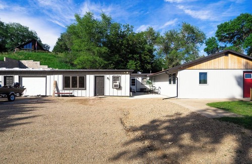 Yankton House | Charming Lake House within Walking Distance from Lake