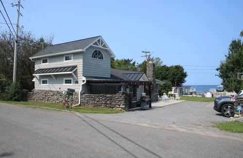 Henderson Cottage | Charming Lakefront Cottage in 1000 Islands region 2 Bedrooms, 1 Loft, Wi Fi & AC