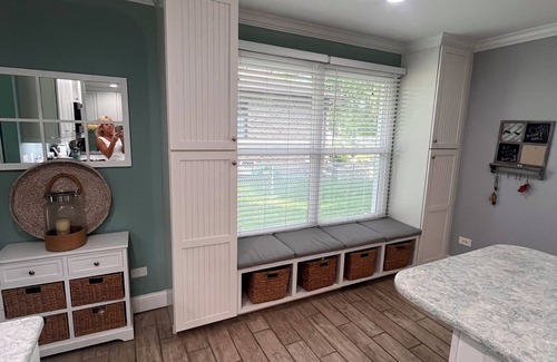 Lindenhurst House | Charming Lakehouse with 4-bedrooms and fitness room.