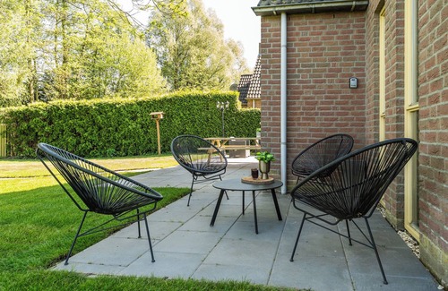 Ewijk Villa | Charming lakeside getaway with modern comfort and stunning water views. Perfect for a peaceful retreat or a romantic escape.