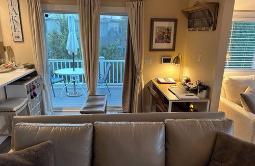 Pittsfield Cottage | Charming Lakeview Cottage in Heart of the Berkshires