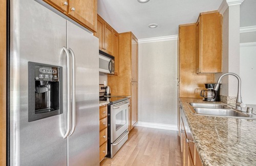 Los Gatos Apartment | Charming Los Gatos 2BR w/W/D & Pool, 10 mins to Netflix, by Blueground