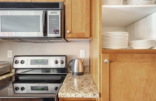 Los Gatos Apartment | Charming Los Gatos 2BR w/W/D & Pool, 10 mins to Netflix, by Blueground