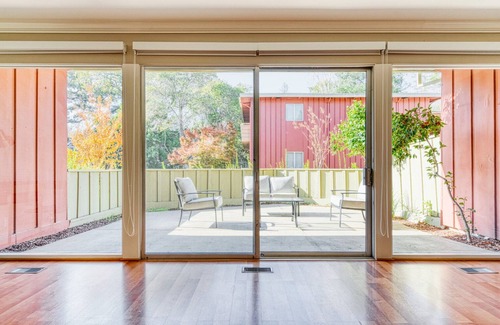 Los Gatos Apartment | Charming Los Gatos 2BR w/W/D & Pool, 10 mins to Netflix, by Blueground