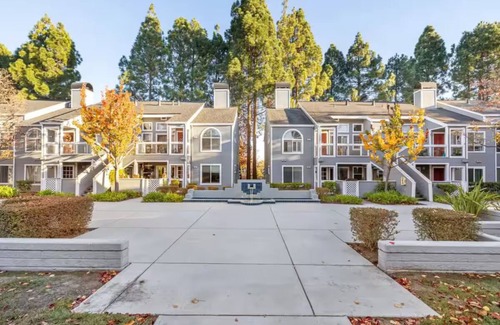 Redwood Shores House | Charming Luxury 2BR w/Monitor & Adjustable desk