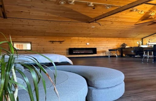 Oaklands House | Charming Melrose Place Suite