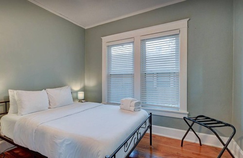 Crosstown House | Charming Midtown Charmer with WiFi and AC in Memphis