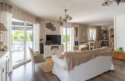 Mimizan House | Charming Mimizan Home with Pool, Near Lake, 2 Beds, WiFi and Optional Amenities