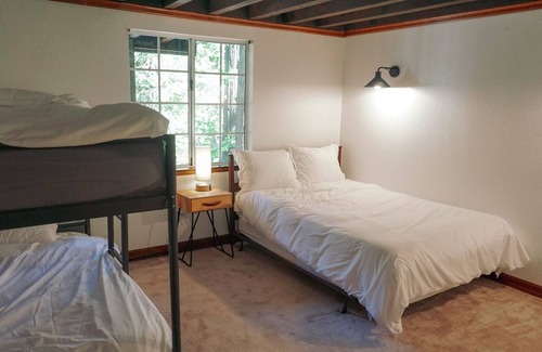 Blue Jay Cabin | Charming Mountain Cabin 3BR/3BA +Loft minutes from the lake