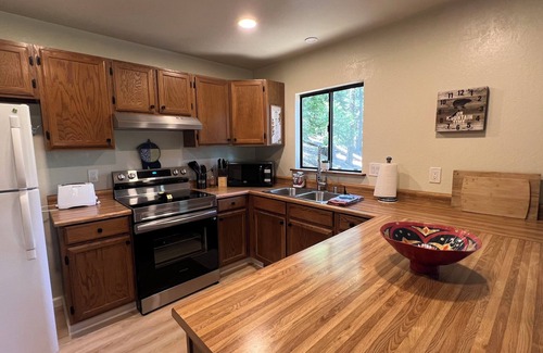 Arnold Ski Chalet | Charming Mountain Chalet with AC/Heating in Camp Connell.
