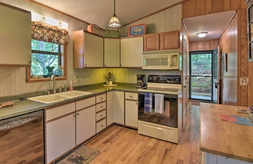 Upper Peachtree House | Charming Murphy House w/ 2 Decks Near Trails!