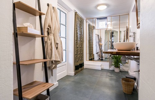 Blain Bed & Breakfast | Charming Nature Retreat: Spacious Suite, Modern Comfort, Yoga & Eco-Friendly Amenities
